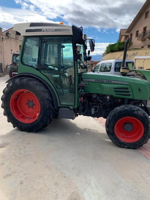 Se vende tractor viñedo marca Fendt  Fendt