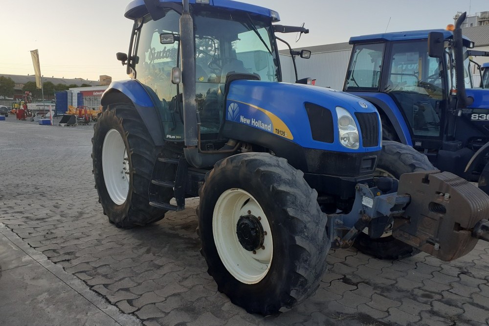 TRACTOR NEWHOLLAND TSA135 DT CAB New holland