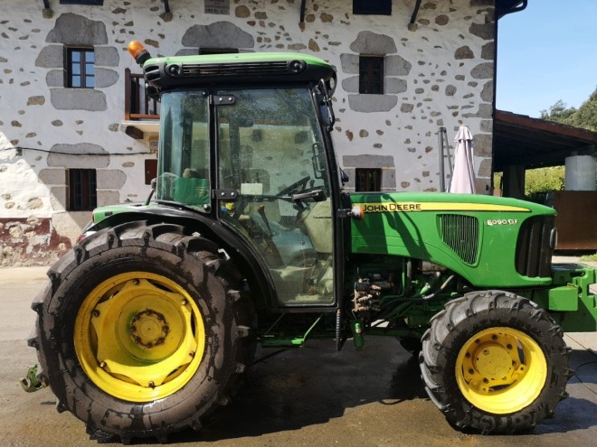 Tractor jonh deere 5090 gf del año 2012 5700 horas en muy buen estado 