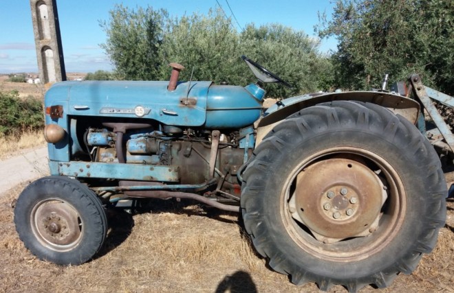 TRACTOR EBRO  55 CON ARADOS Y REMOLQUE