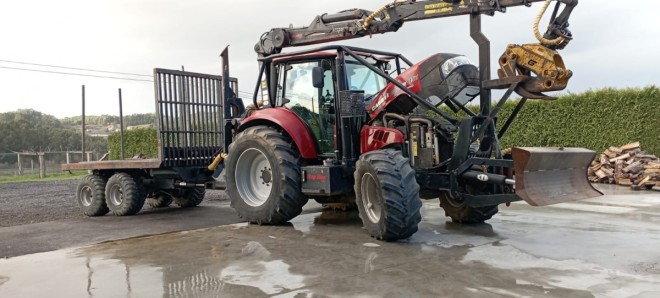 Tractor forestal con grua y remolque