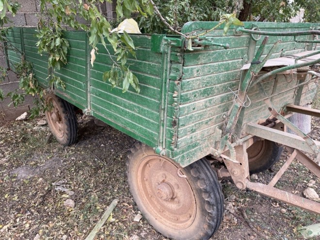 Remolque agrícola de capacidad max. 2000 kg, con documentación.