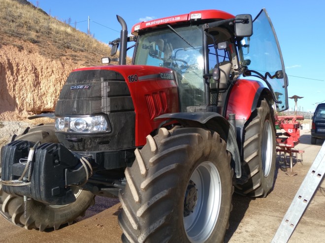 TRACTOR AGRÍCOLA CASE IH PUMA 160, MUY POCO USO SÓLO 827 HORAS. UN SOLO PROPIETARIO.