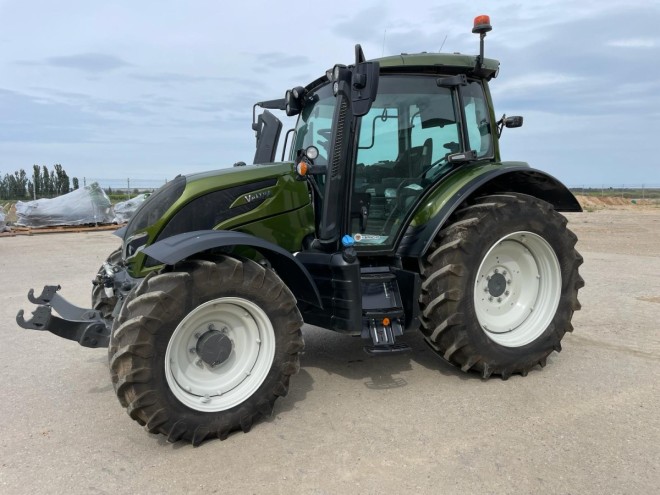 (PARTICULAR) TRACTOR VALTRA N 135 DIRECT. Puesto conducción reversible.