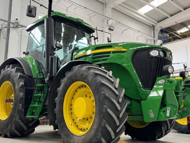 JOHN DEERE 7820