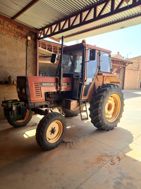 Tractor Fiat 8066S . Horas trabajo 8300. ITV junio 25. Potencia 79 CV. Inscrito en el ROMA.