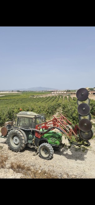 Tractor pala y discos de prepoda 