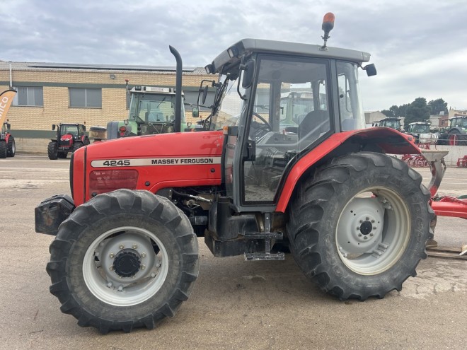 TRACTOR MASSEY FERGUSON 4245 (Particular)
