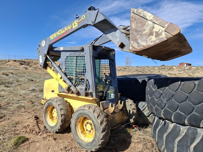 MINIEXCAVADORA CON RETRO, PALA, MARTILLO Y PINZAS PORTA PALETS