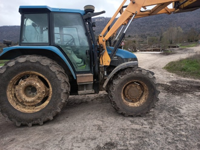 tractor NEW HOLLAND TS90 CON PALA DOBLE TRACCIÓN 15.000hrs. Buen estado.  New holland