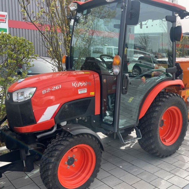 TRACTOR Kubota